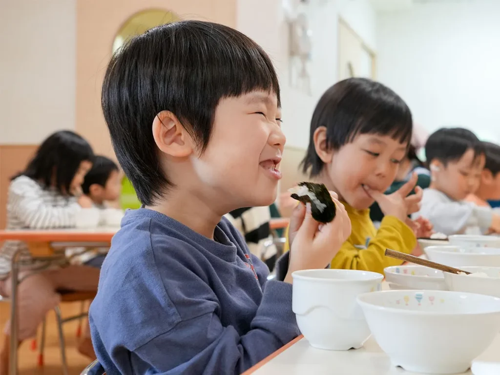 おいしく給食を食べる子ども